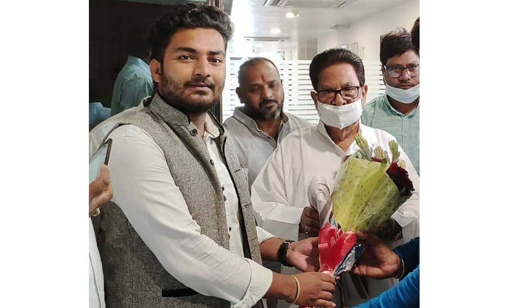 छत्तीसगढ़ प्रभारी  पीएल पुनिया से सरपंच संघ अध्यक्ष मनीष ध्र... - CG Sandesh