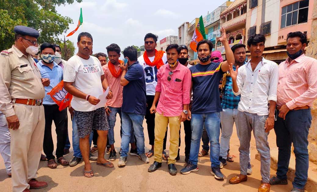  सरायपाली: कांग्रेस जिलाध्यक्ष का लेटर पैड जलाकर भाजपा युवा मोर्चा ने किया प्रदर्शन