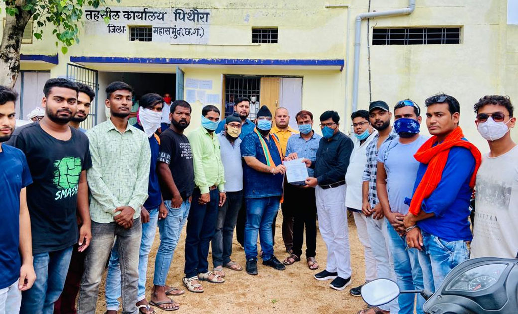 सड़क पर हुए गड्डों के कारण हो रही है दुर्घटनाएं - विक्की - CG Sandesh