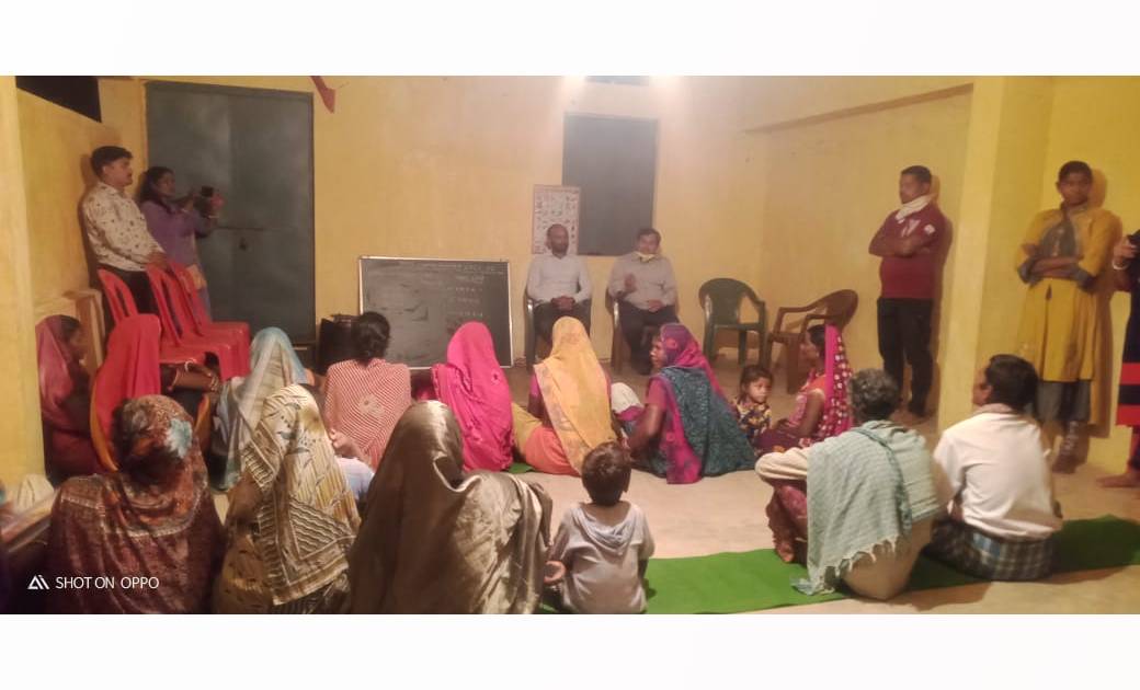 स्वयं सेवी शिक्षक ग्रामीणों में जगा रहे शिक्षा की अलख