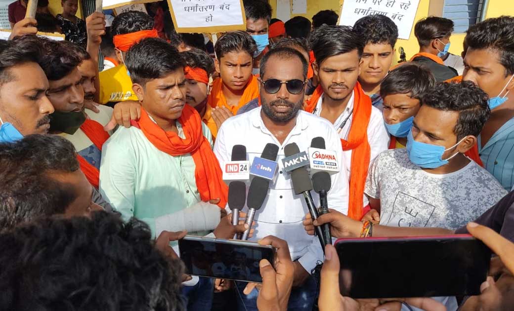 धर्मांतरण और गौ तस्करी के विरोध में राष्ट्रीय बजरंग दल ने दि... - CG Sandesh