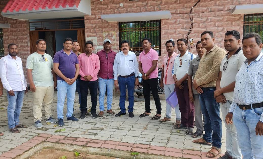 सहकारी समिति कर्मचारी संघ ने संसदीय सचिव को 5 सूत्री मांगों का सौंपा ज्ञापन, संसदीय सचिव यादव ने मुख्यमंत्री से चर्चा कर समस्याओं के समाधान का दिया आश्वासन