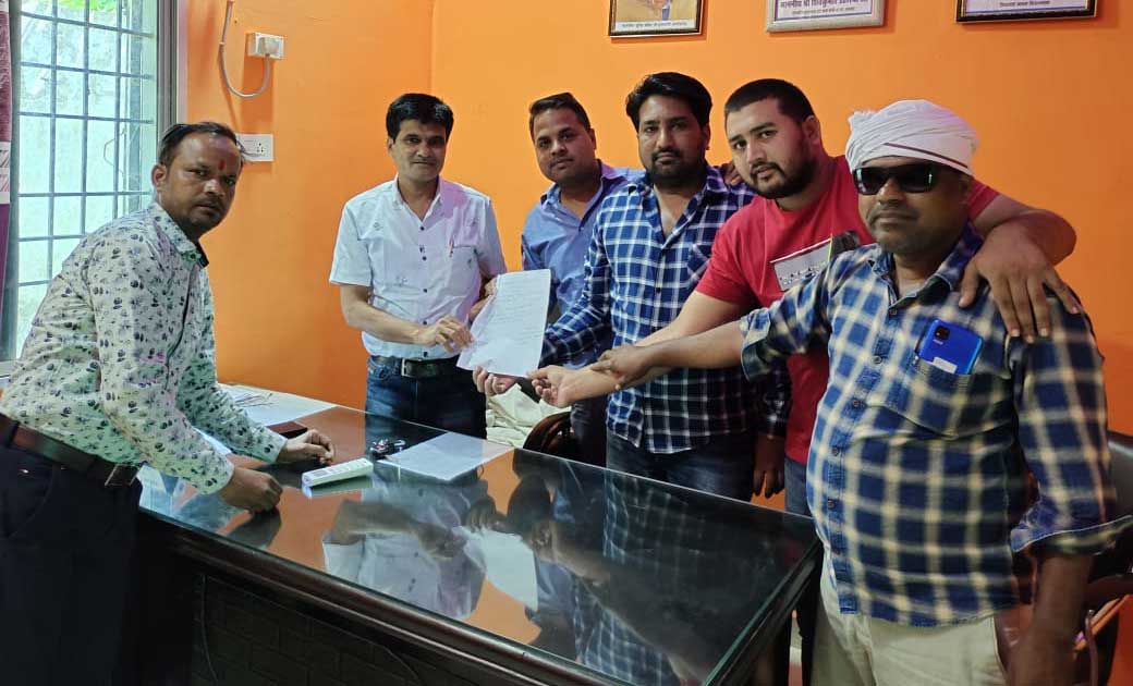 पिथौरा :  जर्जर सड़क के मरम्मत के लिए नगर पंचायत अध्यक्ष आत्माराम यादव को सौपा ज्ञापन