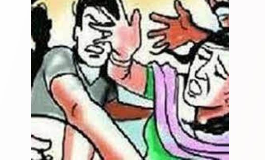 महिला को उसके खेत में खेती करने से मना करते हुए दो लोगों ने की मारपीट.