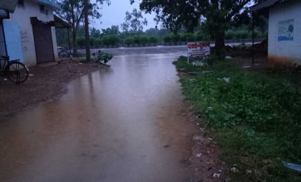 सरायपाली : छुईपाली गांव में बरसाती पानी निकासी रास्ता बंद,  ... - CG Sandesh