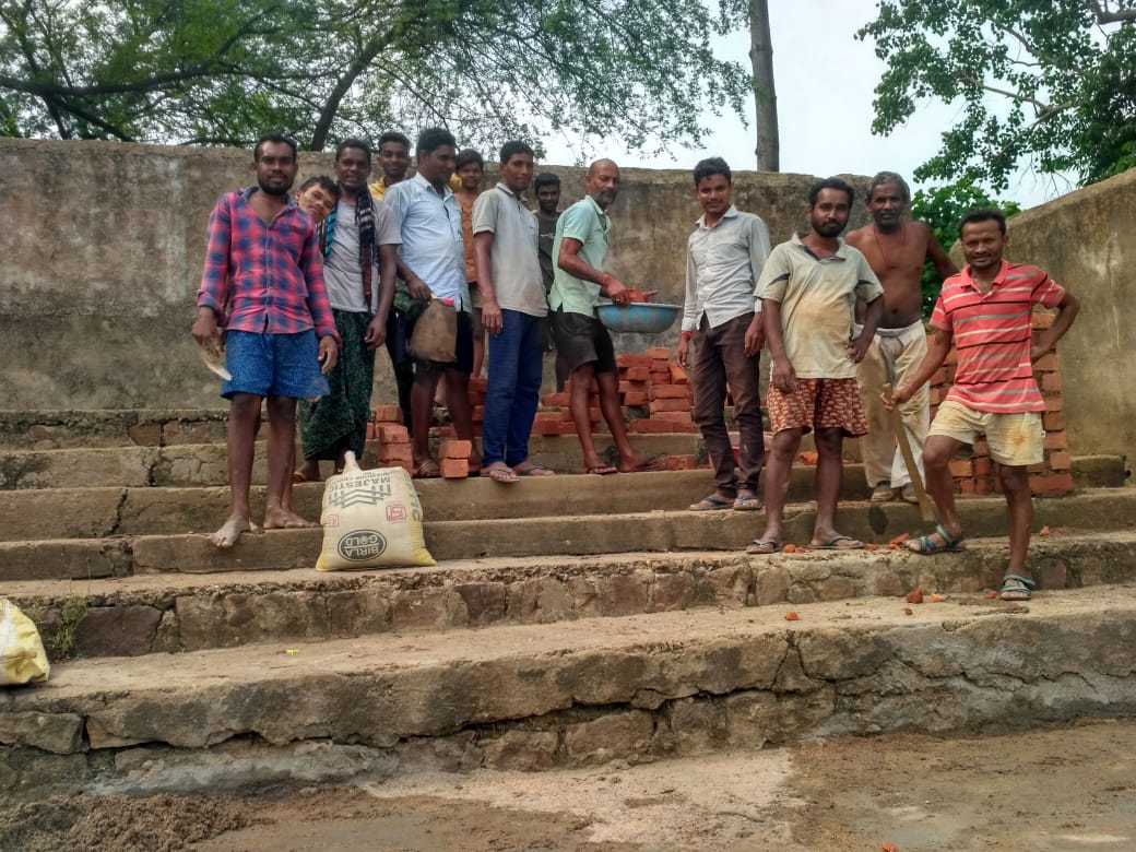 सरायपाली के ग्राम नयागांव मैं युवाओं द्वारा गांव के तालाब मे... - CG Sandesh