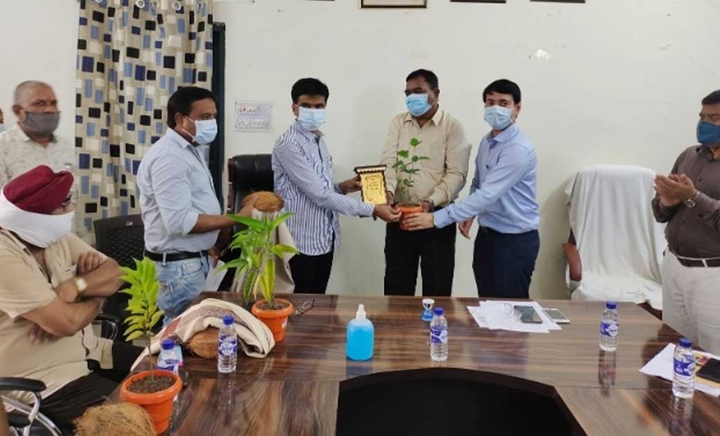 कोरोना काल मे उत्कृष्ट सेवा के लिए  जिला कलेक्टर ने की  नगर पंचायत अध्यक्ष आत्माराम यादव का श्रीफल साल से सम्मान
