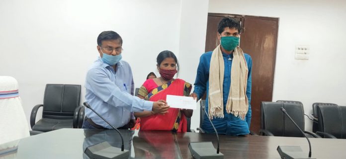 जशपुर : विवाह प्रोत्साहन योजना के तहत् मिली 50 हजार की सहायता राशि