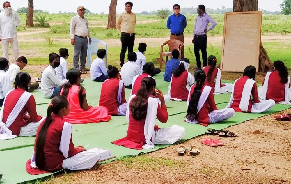 गोहरापदर मोहल्ला क्लास की औचक निरिक्षण करने आए सहायक विकास ख... - CG Sandesh