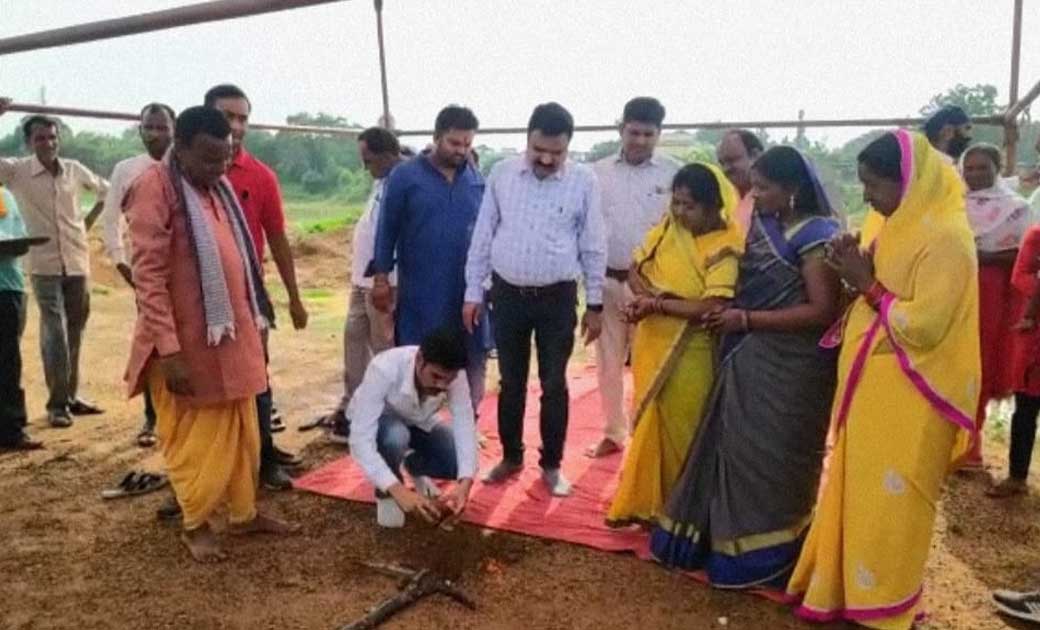 बागबाहरा : संसदीय सचिव द्वारिकाधीश यादव ने किया कोमाखान ताला... - CG Sandesh