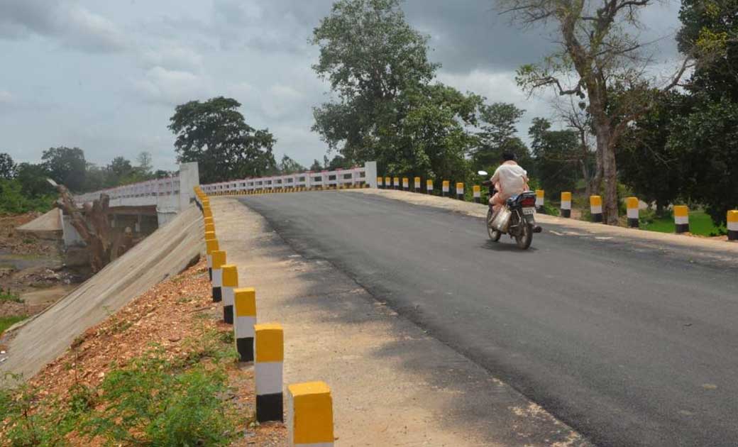 बस्तर में सेतुओं के निर्माण से आसान हुई ग्रामीणों की जिंदगी