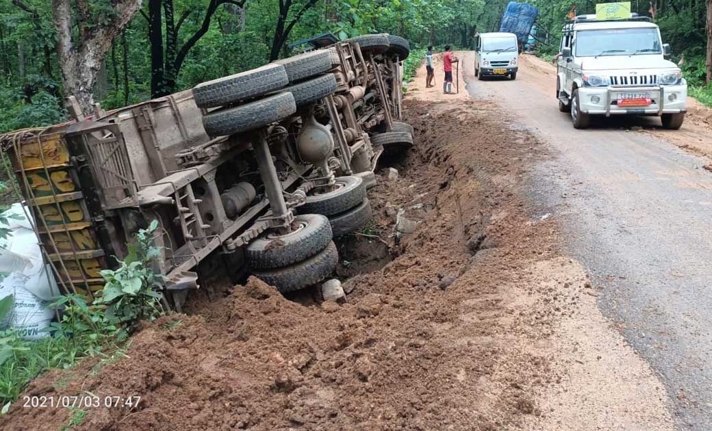 नेशनल हाईवे 130 सी पर मुरम की  जगह मिट्टी राहगीरों को साइड स... - CG Sandesh