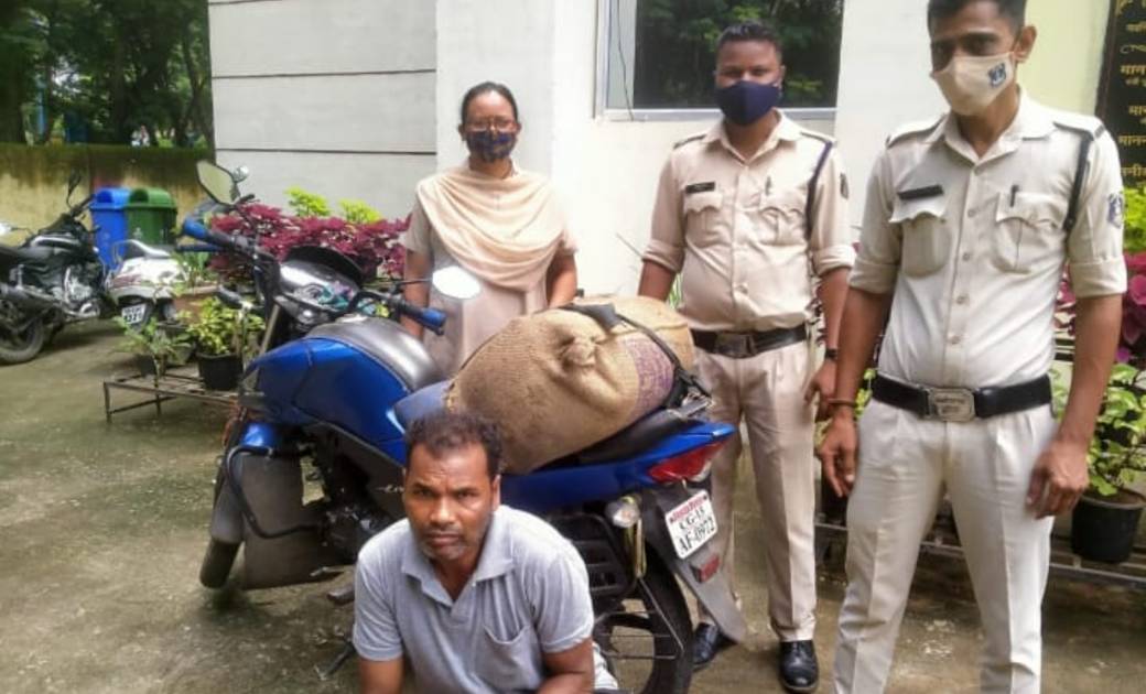 मोटर सायकल पर शराब परिवहन कर रहे आरोपी से 55 लीटर महुआ शराब जप्त…