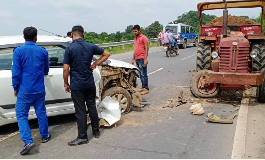 कार और मुरुम से भरी ट्रेक्टर में हुई जबरदस्त भिडंत, कार सवार... - CG Sandesh
