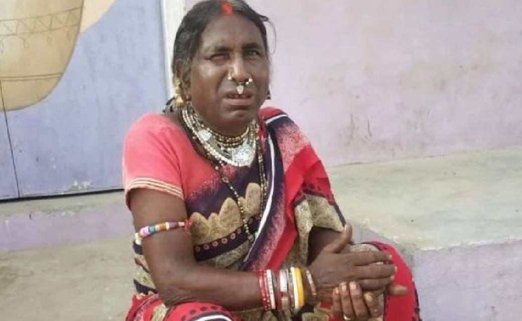 30 साल से औरत बनकर घूम रहा है ये मर्द....पत्नी के श्राप से प... - CG Sandesh