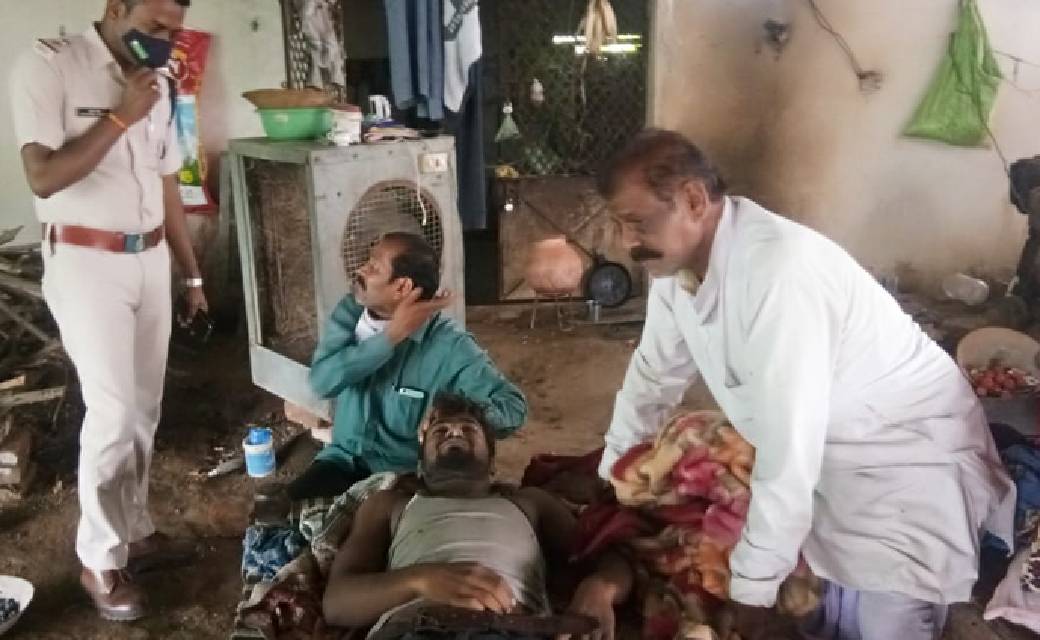 हरेली मनाने के लिए मांग रहा था मुर्गी ... मना करने पर पोल्ट्... - CG Sandesh