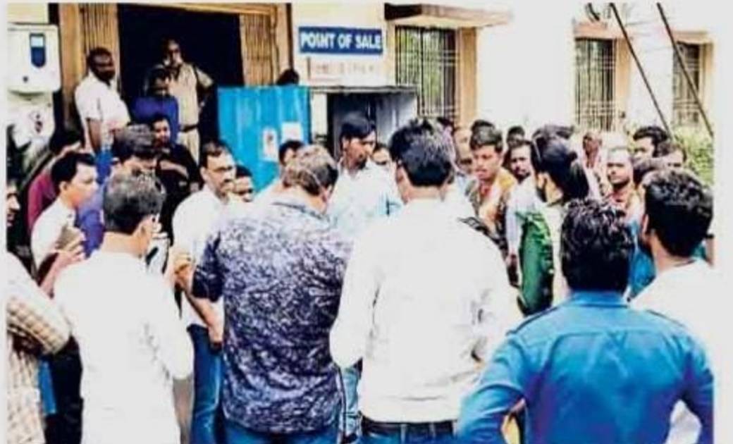 छूईपाली के पास स्थित टोल प्लाजा में कार्यरत स्थानीय कर्मचारि... - CG Sandesh