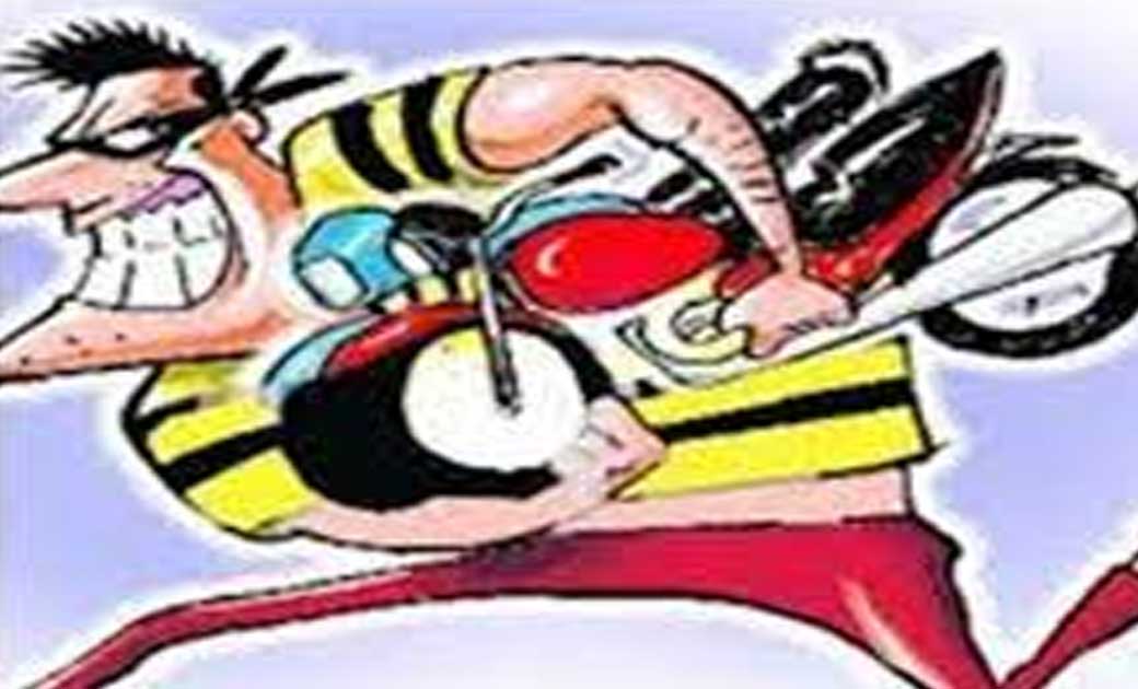 बागबाहरा : सामुदायिक स्वास्थ्य केन्द्र के परिसर से मोटर सायक... - CG Sandesh