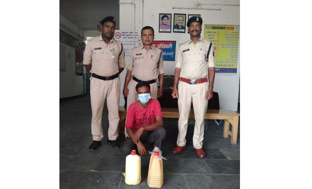 पिथौरा : 08 लीटर महुआ शराब के साथ एक व्यक्ति गिरफ्तार. - CG Sandesh