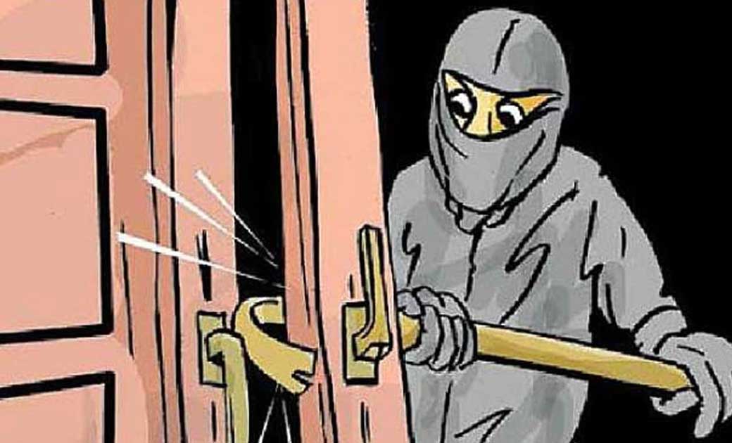 सरायपाली : घर के दरवाजे का ताला तोड़कर सोने चांदी जेवर कुल 61500 रू. की चोरी. 