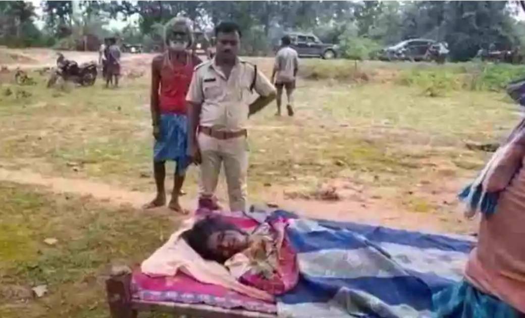 हाथी ने महिला को कुचल कर मार डाला… मौत के 6-7 घण्टा बीतने बाद भी अभी तक नहीं आया पोस्टमार्टम रिपोर्ट 