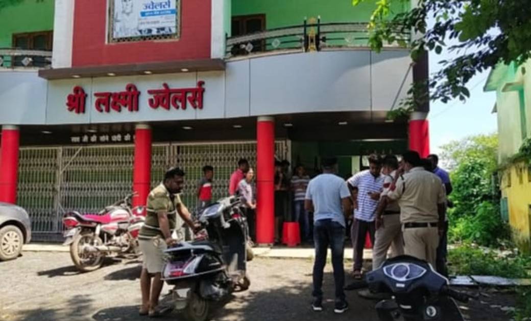 सारंगढ़ ब्रेकिंग: सारंगढ़ में बड़ी चोरी, ज्वेलरी शॉप में चोरों में किया हाथ साफ़..सारंगढ़ शहर भी नही रहा सुरक्षित...!