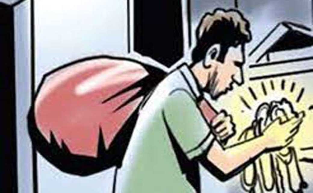 पटेवा : घर का ताला तोड़ कर आलमारी से सोने चांदी के जेवरात एवं नगदी रकम चोरी, मामला दर्ज.