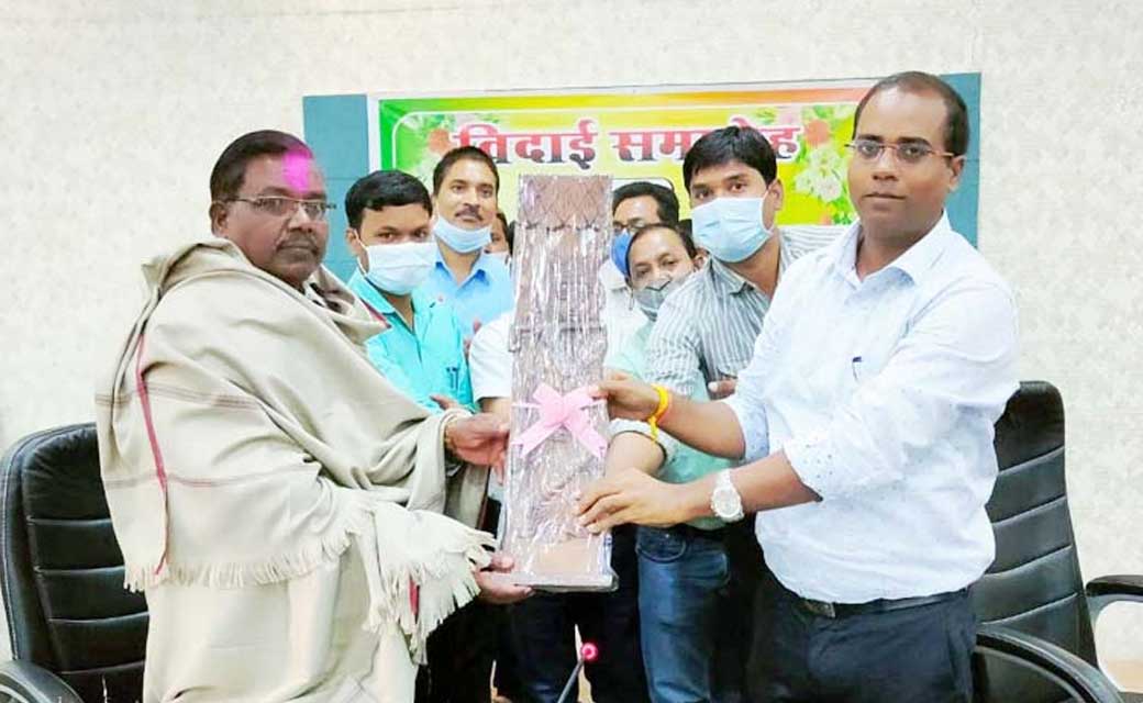 सहायक परियोजना अधिकारी जिला पंचायत जैन को सेवा निवृत्ति होने पर दिया गया विदाई