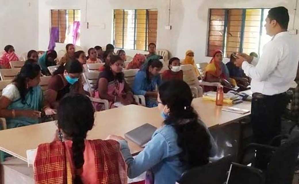 महिला स्व. सहायता समूहों व गौठान समितियों को दिया गया चारा उत्पादन तकनीकी की जानकारी