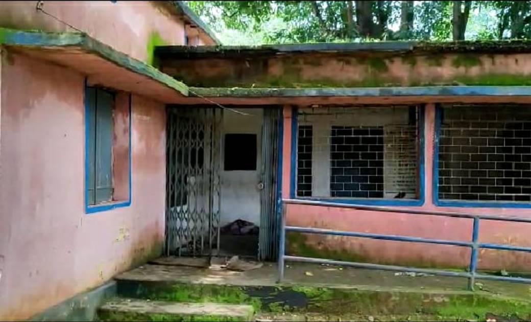 प्राथमिक शाला स्कूल पत्थलगांव बीते दो सालों से जर्जर स्थिति में… स्कूल में बैठकर पढ़ने से डरते हैं बच्चे