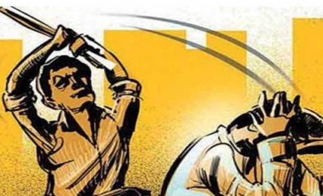 दोस्त के साथ बैठकर आपस मे बातचीत, हसी मजाक करने वाले को लकड़ी... - CG Sandesh