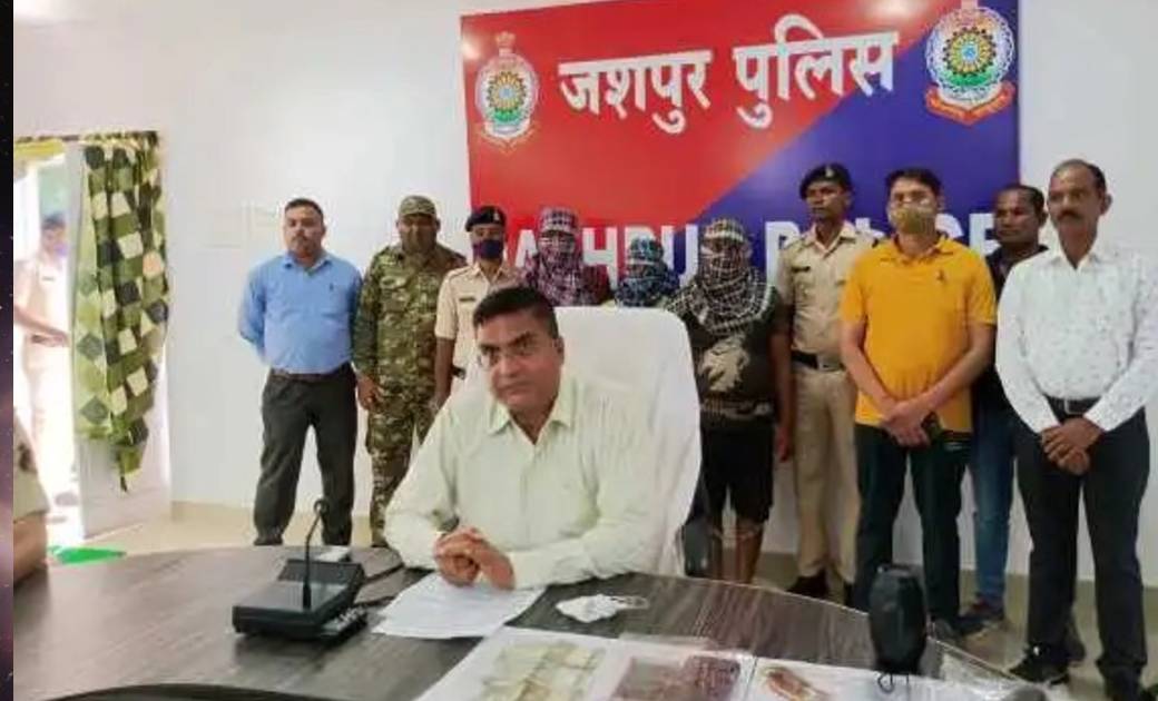 पति-पत्नी को जबरन घर से बहार ले जाकर बन्दुक दिखाकर पैसे लुटने वाले पुलिस के गिरफ्त में