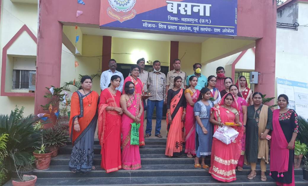 दुर्गा युवा वाहिनी की बहनों ने पुलिस कर्मियों की कलाई पर बां... - CG Sandesh