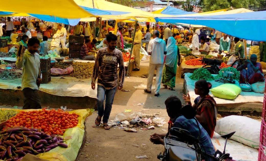सब्जी एवं मास मछली विवाद थमा, अब लगा बाजार - CG Sandesh