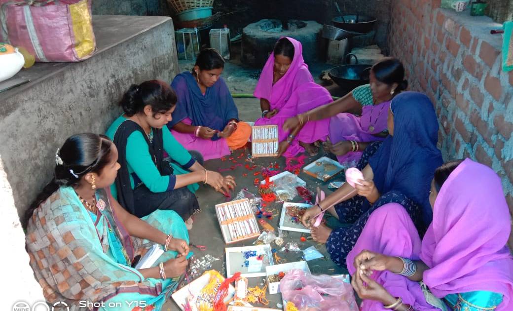 स्वसहायता समूह ने अपने हाथ से तैयार कर रहे है राखी, मीठा, नम... - CG Sandesh