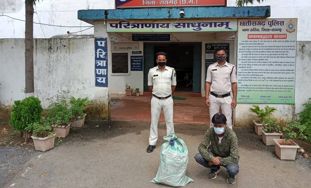 टी आई विवेक पाटले के नज़र से फिर नही बच सके तश्कर..80 लीटर महुवा शराब के साथ 9 किलोग्राम गांजा जप्त...