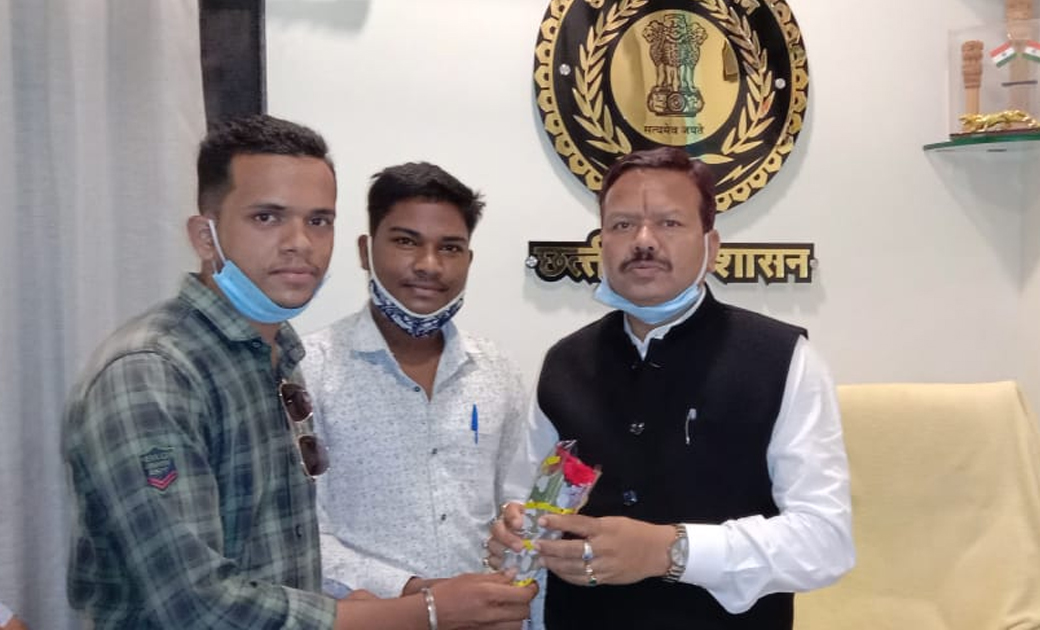 द्रोण पटेल बने छत्तीसगढ़ के पर्यटक गाइड - CG Sandesh