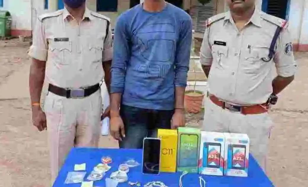 17 मोबाइल और 1लाख 66हज़ार का जेवर एवं नगदी रकम चोरी करने वाले को पुलिस ने किया गिरफ्तार 