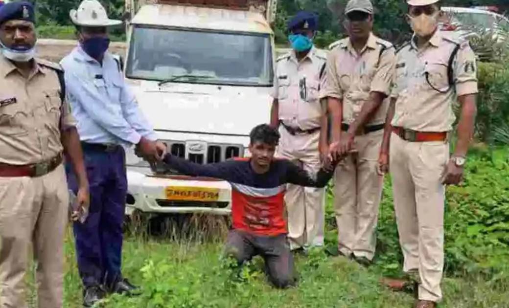 झारखण्ड से पिकअप चोरी करके भाग रहे आरोपी को जशपुर पुलिस ने पकड़ा