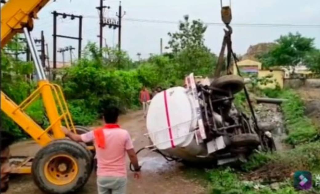 पलट गया डीजल से भरा टैंकर, सड़क पर बह गया डीजल...