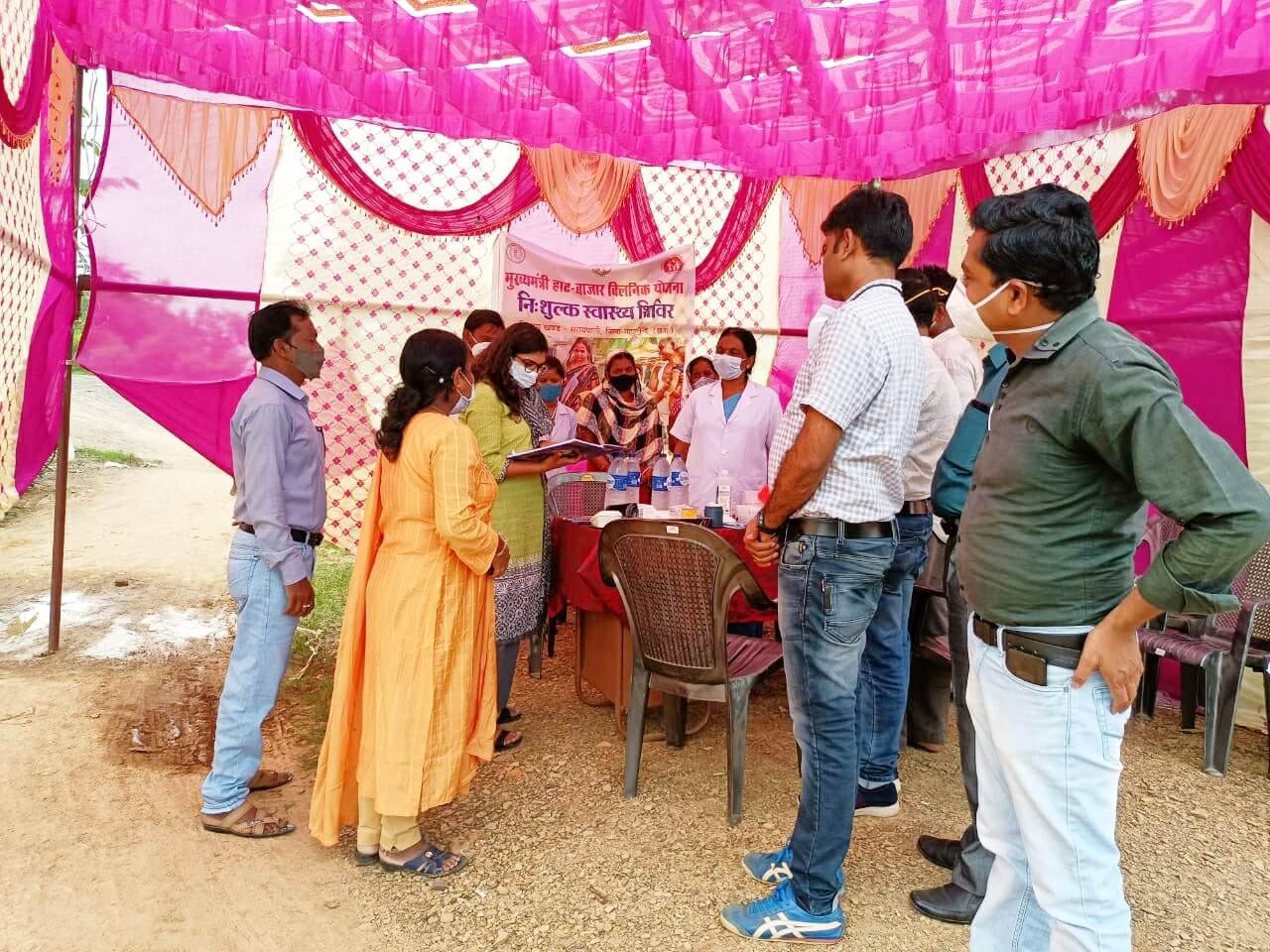 सरायपाली एसडीएम नम्रता जैन के द्वारा हाट बाजार क्लीनिक छुईपा... - CG Sandesh