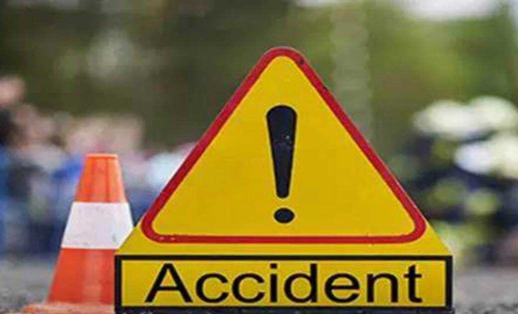 पटेवा : तेज रफ़्तार कार ने फेंसिंग पोल को ठोकर मारी, मामला दर्ज.