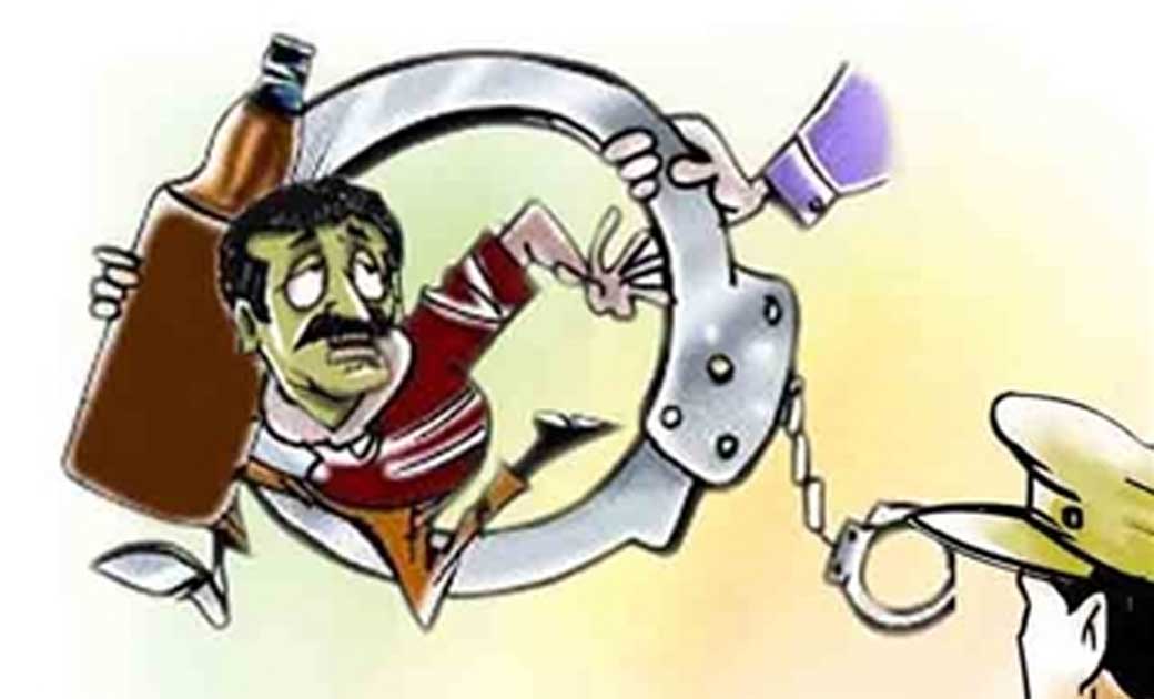 सार्वजनिक स्थान मेन रोड के पास बैठ कर पी रहा था शराब, पुलिस ने की कार्रवाई.
