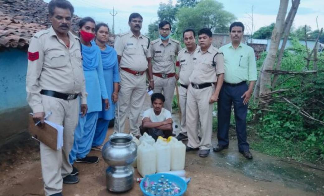 आबकारी विभाग की बड़ी कार्यवाही, छापा मारकर अवैध शराब किया जप... - CG Sandesh
