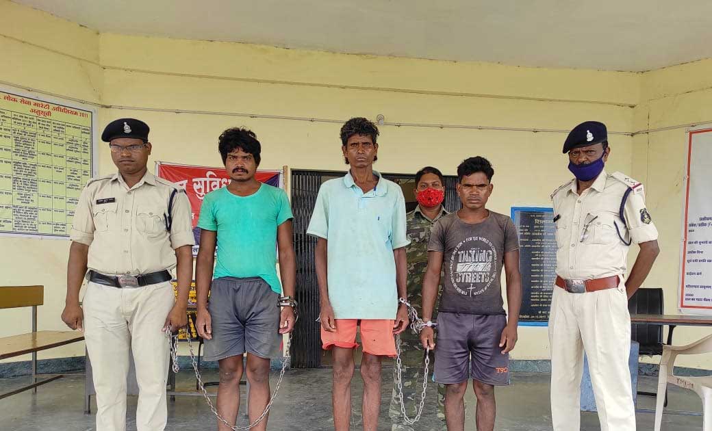 तुमला पुलिस ने हत्या के मामले का खुलासा करते हुए 3 आरोपियों को गिरफ्तार किया