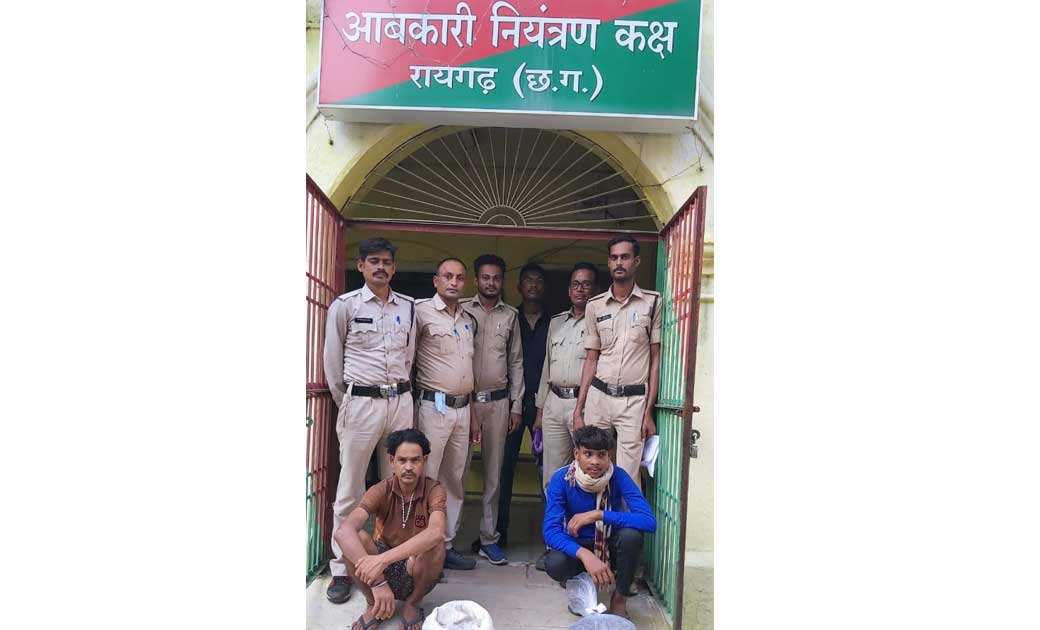 आबकारी उड़नदस्ता टीम की ताबड़तोड़ कार्यवाही... एक के पास से 3.5 किलो गांजा जप्त तो दूसरे के पास से 10 लीटर महुआ शराब जप्त...
