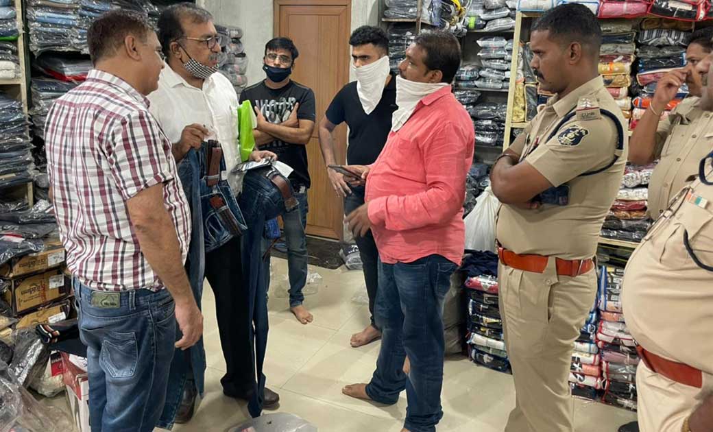 सावधान रायगढ़। ब्रांडेड कम्पनी के नाम से बेचे जाते हैं कुछ दुकानों में नकली जीन्स और कपड़े...!पुलिस की तीन दुकानों पर रेड….आरोपियों पर कॉपीराइट के तहत अपराध दर्ज कर भेजा गया रिमांड पर... 