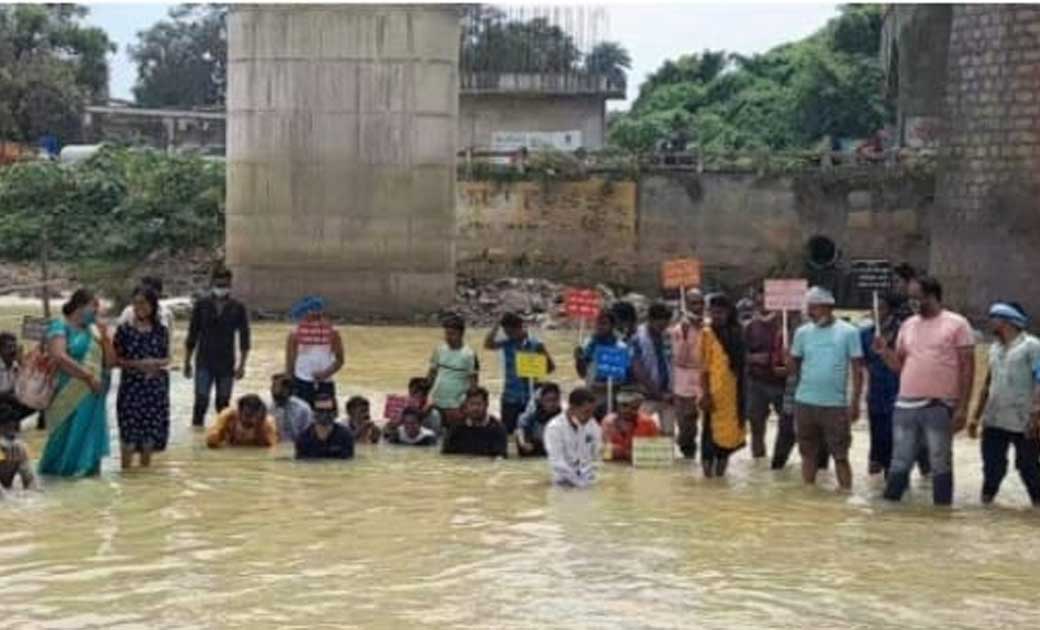 नियमितीकरण की मांग को  लेकर कर्मचारियों ने किया केलो नदी में जल समाधि लेकर प्रदर्शन...