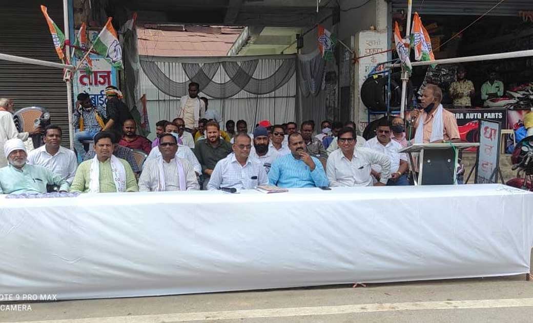 उर्वरक के किल्लत के विरोध मे कांग्रेस का धरना