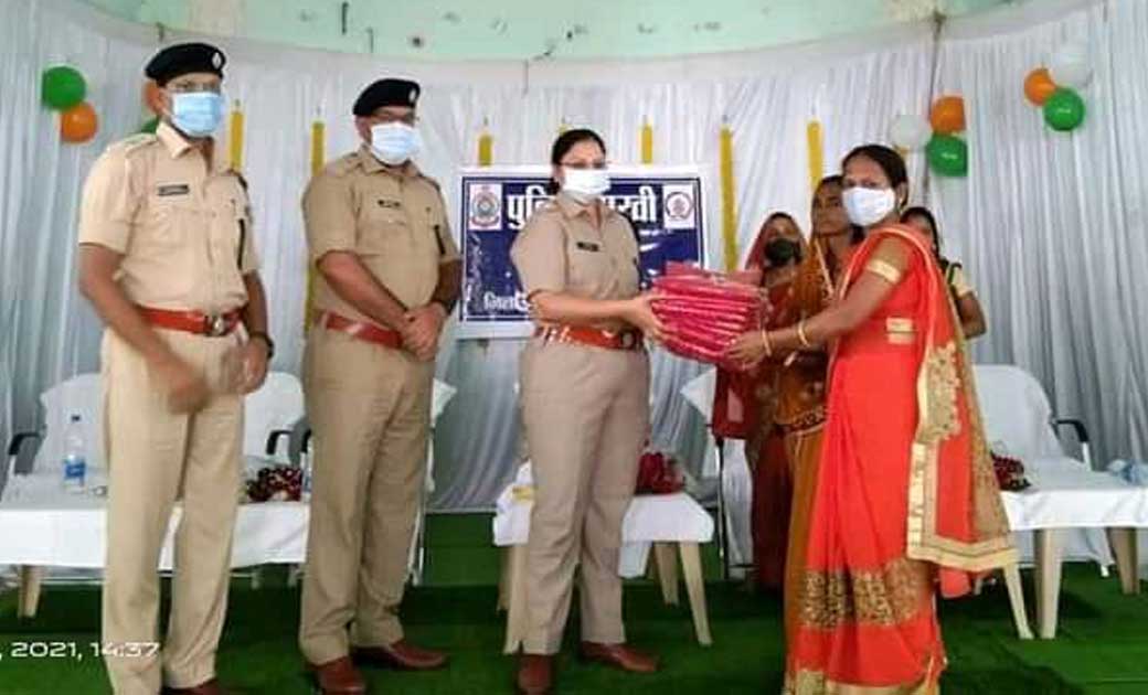 गरियाबंद जिला स्तरीय महिला सखी सम्मान समारोह में नव पदस्थ पु... - CG Sandesh